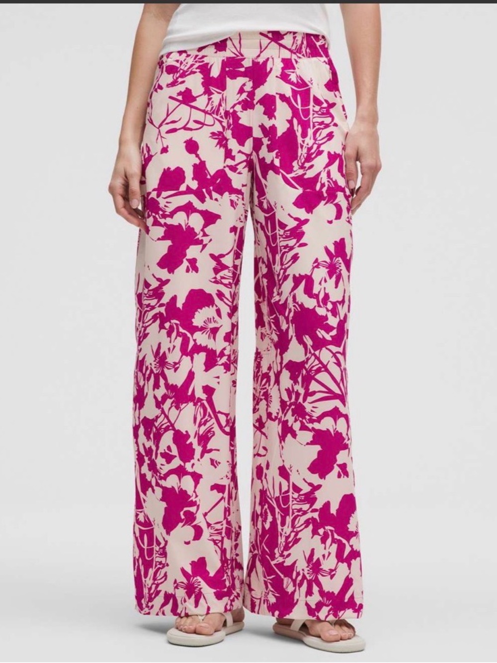 Lululemon Swift Mid-Rise Wide-Leg Pant
Wildflower Light Ivory Geranium Pink 10